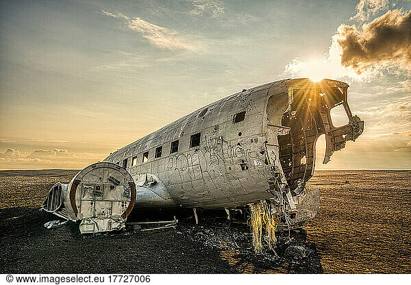A crashed DC3 aircraft on a black sand beach near Vik  Iceland  Polar Regions