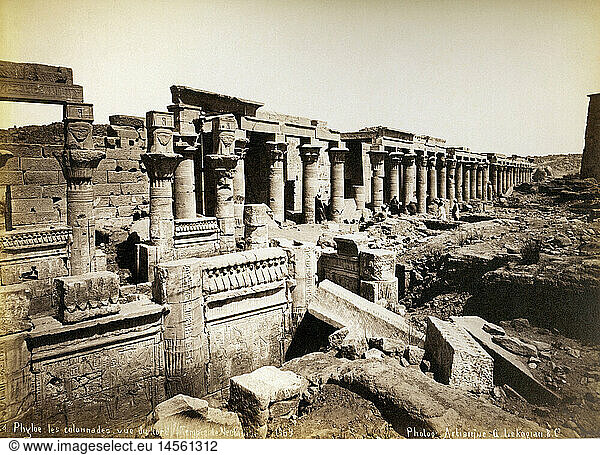A3  Geo. hist.  Ã„gypten  Philae  Tempel der Isis  Kolonnade  Ansicht von Norden  Foto von Gabriel Lekegian und Co.  um 1890