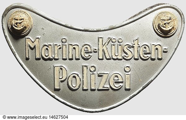 A gorget of the Naval Coastal Police  Kidney-shaped  silvered (defects) fine zinc gorget  the stamped lettering and both applied anchor buttons covered with luminous paint. Reverse grey-blue wool liner (mothy) and horizontal attachment pin. A rare service insignia. Dimensions 75 x 130 mm  historic  historical  1930s  1930s  20th century  navy  naval forces  military  militaria  branch of service  branches of service  armed forces  armed service  object  objects  stills  clipping  clippings  cut out  cut-out  cut-outs