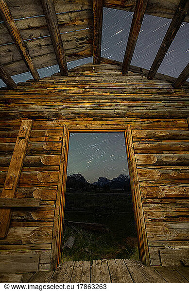A log cabin and the beautiful mountains of the Wind River Range