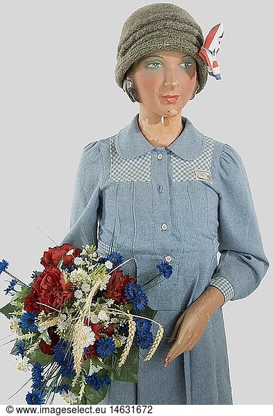 A mannequin recalling a little girl from the WWII era  wearing civilian clothes from the period  the bonnet with tricolour cockade reminds of the pictures of the liberation.  historic  historical  people  1930s  1930s  20th century  object  objects  stills  clipping  clippings  cut out  cut-out  cut-outs  utensil  piece of equipment  utensils  item  items