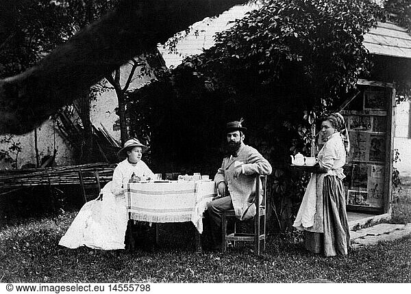 A4  Menschen hist.  Familie  im Freien sitzend  um 1900 A4, Menschen hist., Familie, im Freien sitzend, um 1900,