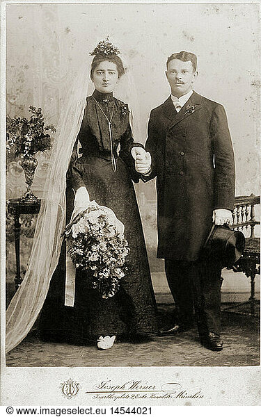 A5  Menschen hist  Hochzeit  Hochzeitspaar  Brautpaar  Kabinettbild  Joseph Werner  MÃ¼nchen  Deutschland  um 1900