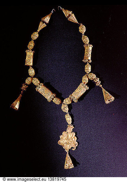 A rare gold filigree necklace  Made by Nasrid craftsmen. Spain. Islamic. 14th century. Bentarique  Granada.