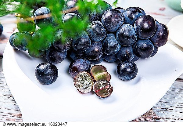 A small amount of grapes