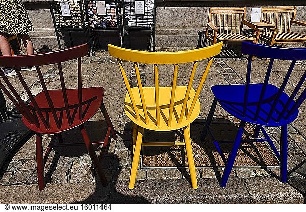 Aalborg  Dänemark Bunt bemalte Stühle  die in einem Antiquitätengeschäft in der Nytorv-Straße zum Verkauf stehen.