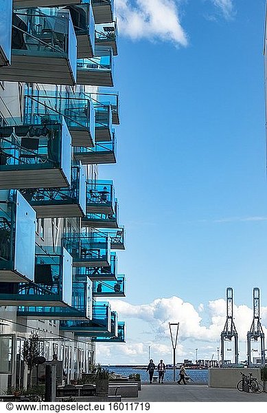 Aarhus  Dänemark Blaue Balkone im neuen Stadt- und Wohnbauprojekt Docklands.