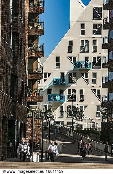 Aarhus  Dänemark Spaziergänger im neuen Stadt- und Wohnbauprojekt Docklands.