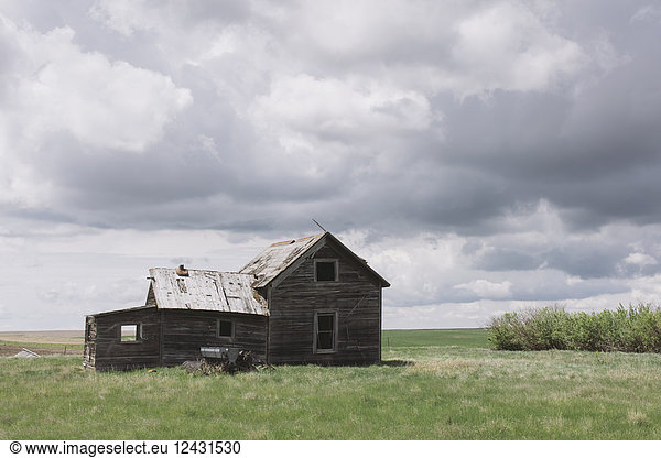 Abandoned farmhouse on prairie  Saskatchewan  Canada.