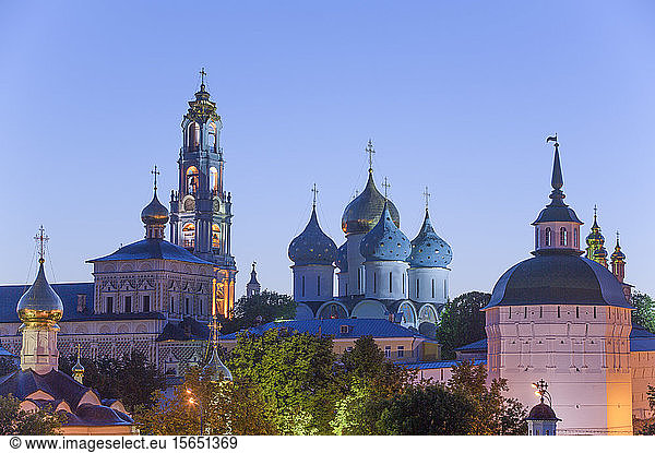 Abend  Überblick  Die Dreifaltigkeitslavra St. Sergius  UNESCO-Weltkulturerbe  Sergiev Posad  Goldener Ring  Oblast Moskau  Russland