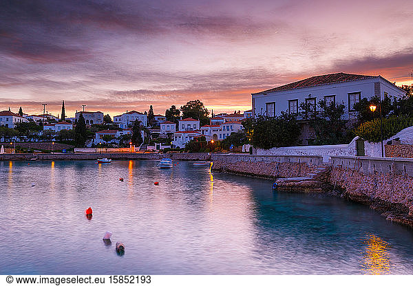 Abendansicht des Dorfes Spetses von der Hafenmole aus  Griechenland.