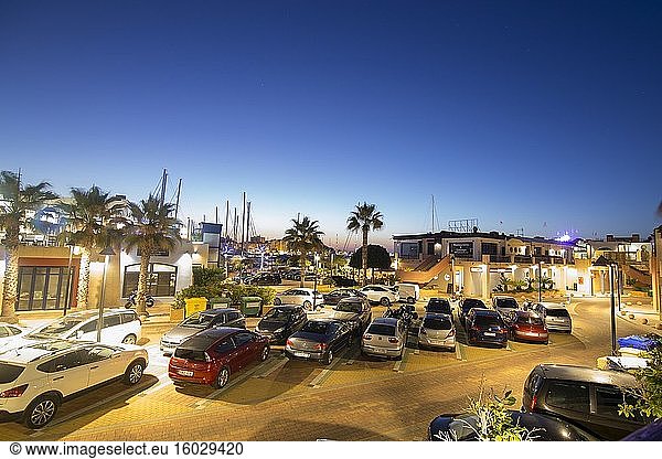 Abenddämmerung in Port Denia  Provinz Alicante  Spanien.