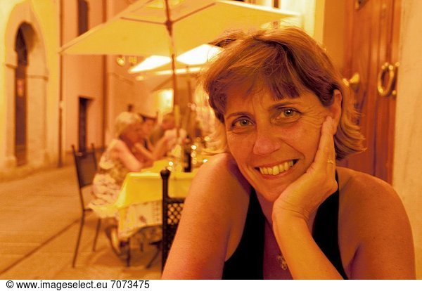 Abendessen  Frau  Restaurant  reifer Erwachsene  reife Erwachsene  Mittelpunkt  Außenaufnahme  Italien  Umbrien