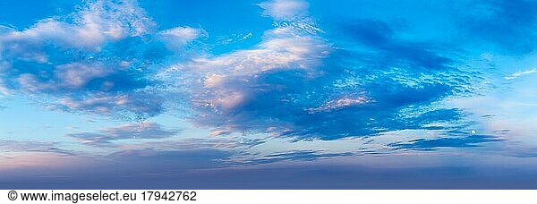 Abendhimmel mit dramatischen Wolken