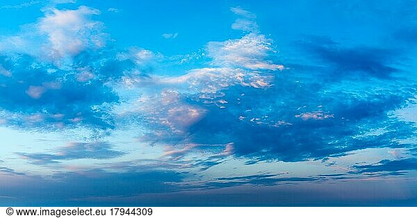 Abendhimmel mit dramatischen Wolken