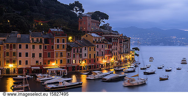 Abendliche Ansicht von Portofino mit Stadtlichtern