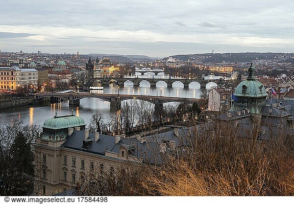 Abendlicher Blick auf die Brücken von Prag  Karlsbrücke  Prag  Tschechien  Europa