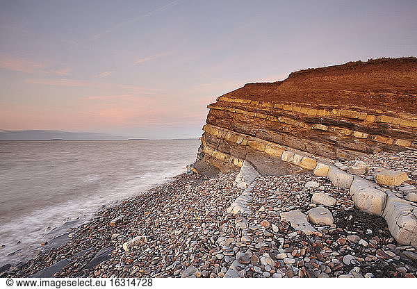 Abendlicht auf Felsen und die Klippe am Strand von Kilve  Kilve  bei Nether Stowey  Somerset  England  Vereinigtes Königreich  Europa