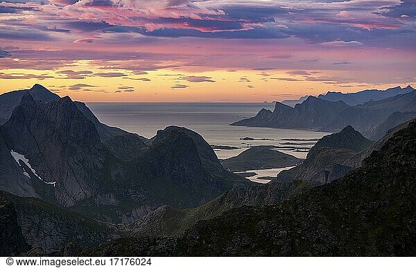 Abendrot  Abendstimmung  Berglandschaft mit Fjord  Blick vom Gipfel des Hermannsdalstinden  Moskenesöy  Lofoten  Nordland  Norwegen  Europa