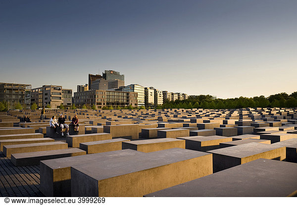 Abendstimmung am Denkmal für die ermordeten Juden Europas Holocaust Mahnmal hinten die Hochhäuser am Potsdamer Platz Berlin Deutschland