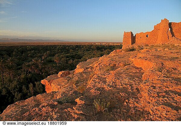 Abendstimmung an den Ruinen der Kasbah von Meski oberhalb des fruchtbaren Tales des Oued Ziz Marokko