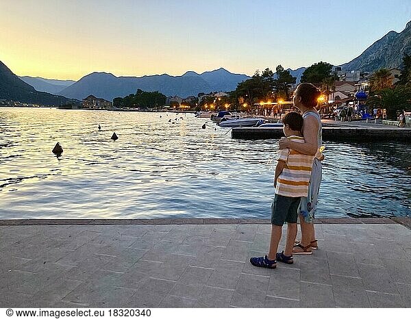 Abendstimmung an der Strandpromenade von Kotor  Mutter mit Sohn  Bucht von Kotor  Adria  Mittelmeer  Weltnaturerbe und Weltkulturerbe  Kotor  Montenegro  Europa