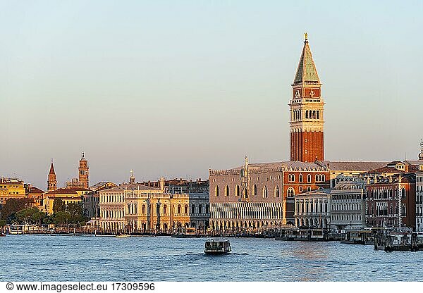 Abendstimmung  Dogenpalast und Glockenturm Campanile  Venedig  Venetien  Italien  Europa