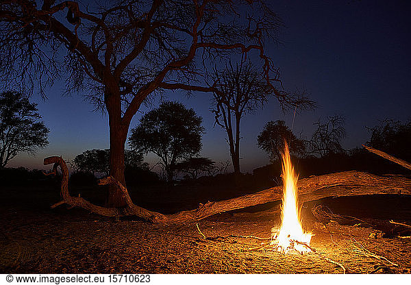 Abendstimmung mit Lagerfeuer  Khwai  Botswana