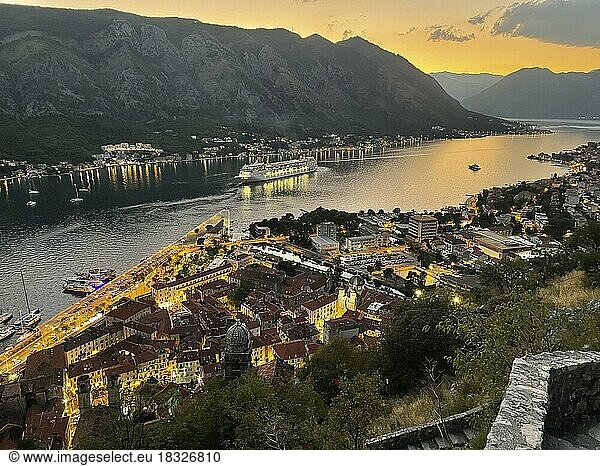Abendstimmung  Sonnenuntergang  Blick von oben auf die Altstadt von Kotor  Bucht von Kotor  Kreuzfahrtschiff  Adria  Mittelmeer  Weltnaturerbe und Weltkulturerbe  Kotor  Montenegro  Europa