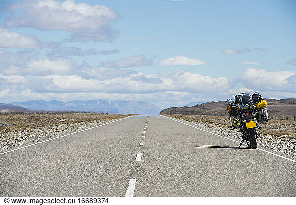Abenteuer-Motorrad am Straßenrand in Argentinien geparkt