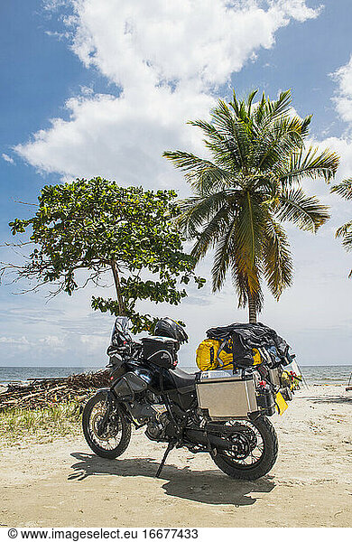 Abenteuer-Tourenrad an der Karibikküste geparkt