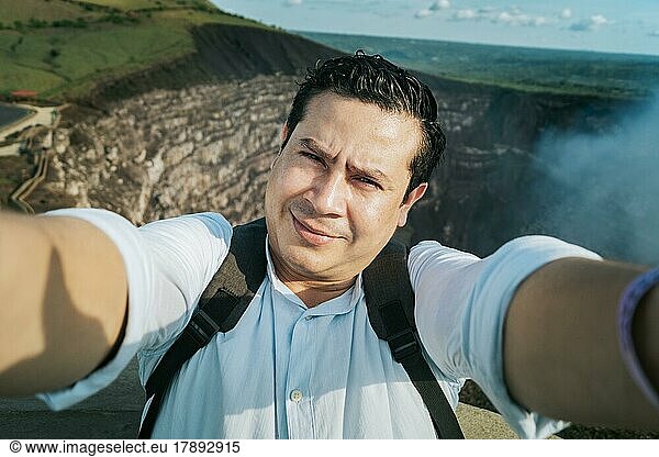 Abenteuerlustige Menschen machen ein Selfie an einem Aussichtspunkt. Nahaufnahme einer Person  die ein abenteuerliches Selfie macht  Tourist  der ein Selfie an einem Aussichtspunkt macht. Hübscher Tourist macht ein Selfie im Urlaub