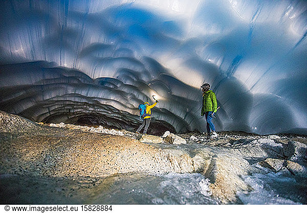 Abenteuerlustiges Paar erkundet eine Eishöhle.