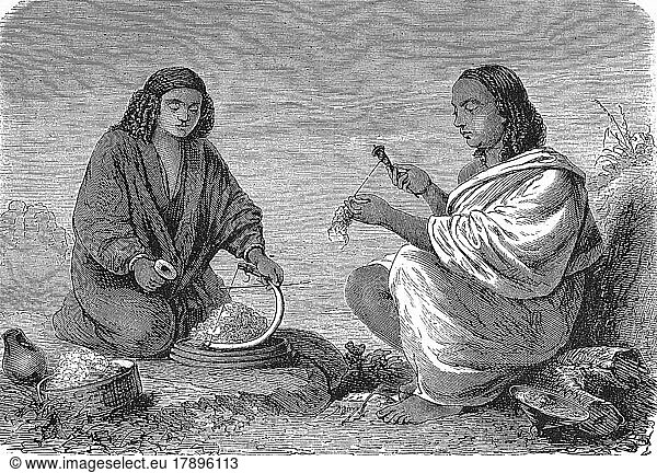 Abessinien  eine Frau aus Galla und eine Frau aus Gondar beim Wolle spinnen  1869  Äthiopien  Historisch  digital restaurierte Reproduktion einer Originalvorlage aus dem 19. Jahrhundert  genaues Originaldatum nicht bekannt  Afrika