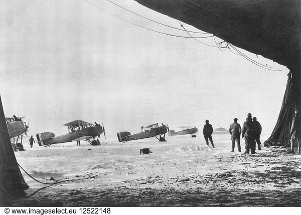 Abflug von französischen Breguet-Flugzeugen zu einem Aufklärungsflug im Winter 1914-1918. Künstler: Unbekannt