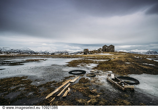 Abgelegener Bauernhof in eisiger Landschaft  Island