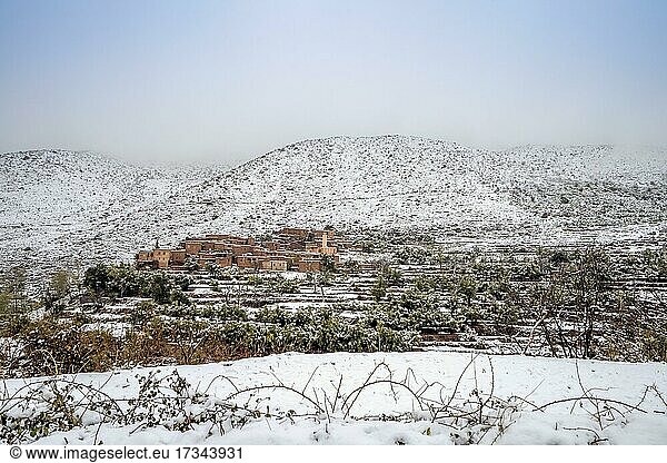 Abgelegenes Berberdorf nach Schneefall im Atlasgebirge  Marokko  Afrika