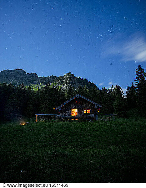 Abgeschiedene Berghütte bei Nacht