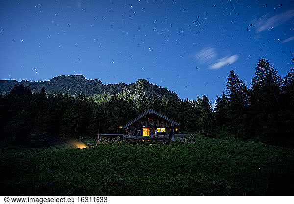 Abgeschiedene Berghütte bei Nacht