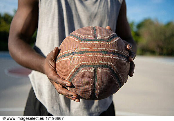 Abgeschnittener Basketballspieler mit Ball