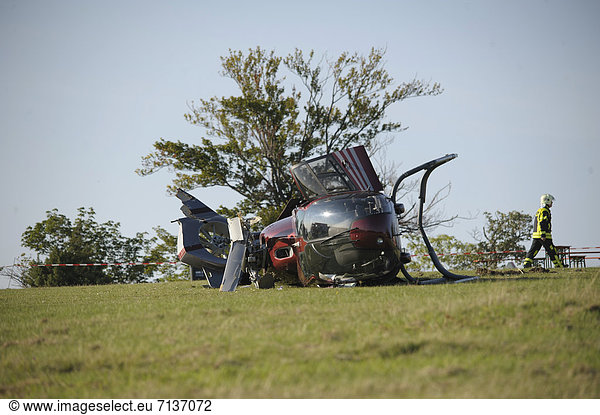 Abgestürzter Hubschrauber  Wrack der EC 120  hinten ein Krankenwagen  Metzingen  Baden-Württemberg  Deutschland  Europa