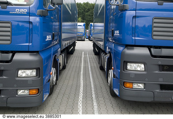 Abgestellte LKW einer Spedition am Wochenende in Deutschland  Europa