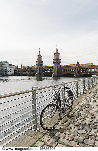 Abgestelltes Fahrrad mit Oberbaumbrücke im Hintergrund  Berlin  Deutschland