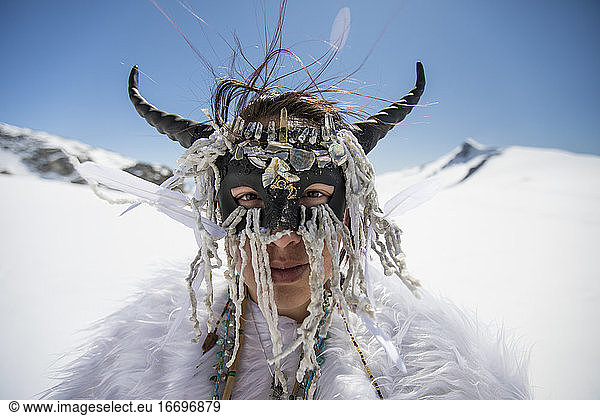Aborigine-Mädchen mit Gesichtsmaske  gekleidet als Bergziege.