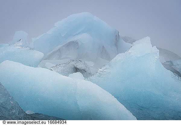 Abriss der Eisberge in der Gletscherlagune Jokulsarlon  Island