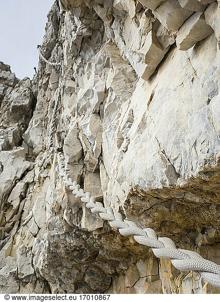Abseilen von einer steilen Felswand in den Sextner Dolomiten