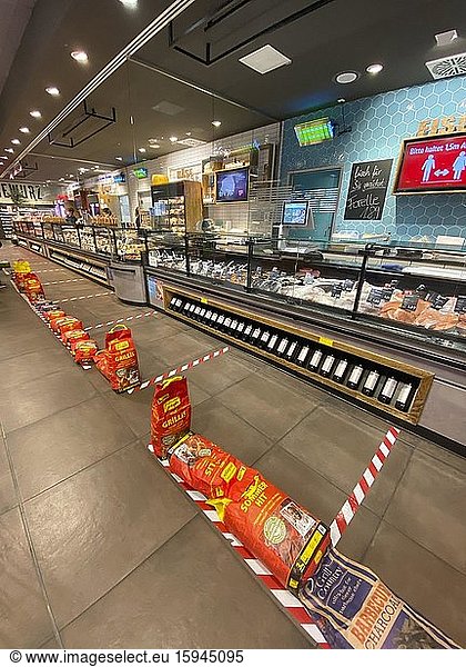Absperrungen im Supermarkt zum Social Distancing an Fischtheke  Käsetheke  Wursttheke wegen Coronavirus  Stuttgart  Baden-Württemberg  Deutschland  Europa