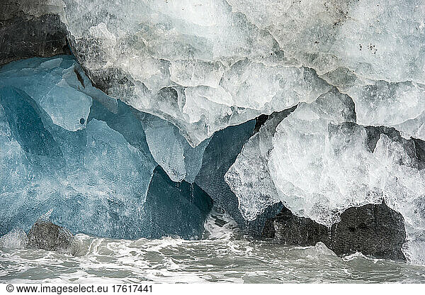 Abstrakte Formen von Gletschereis neben den Wellen des Südlichen Ozeans; Insel Südgeorgien  Antarktis