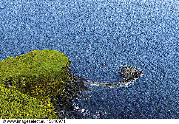 Abstrakte Landschaft von Meer und Land von oben in Schottland bei Tag