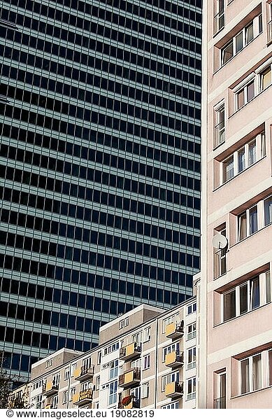 Abstrakte städtische Szenerie in Warschau Innenstadt  Polen  Wohnhäuser gegen Corporate Bürogebäude überwältigende Fassade  Europa